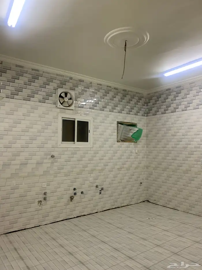 شقة للإيجار مجددة و نظيفة حي الرانوناء 7