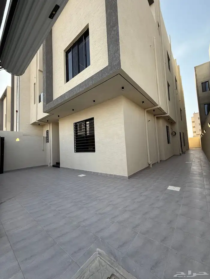 للبيع دور أرضي بحوش كبير ومداخل خاصة خلف حديقة بالمحالة 0