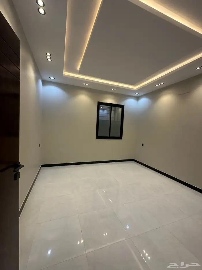 للبيع روفات وسيعة 8 غرف ومشب شرق الخميس 13