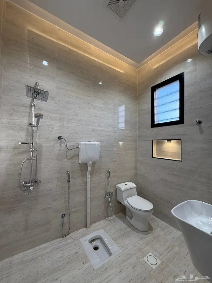 للبيع ادوار ارضيه وارواف علويه بملحق ف ابها حي الزهور 20