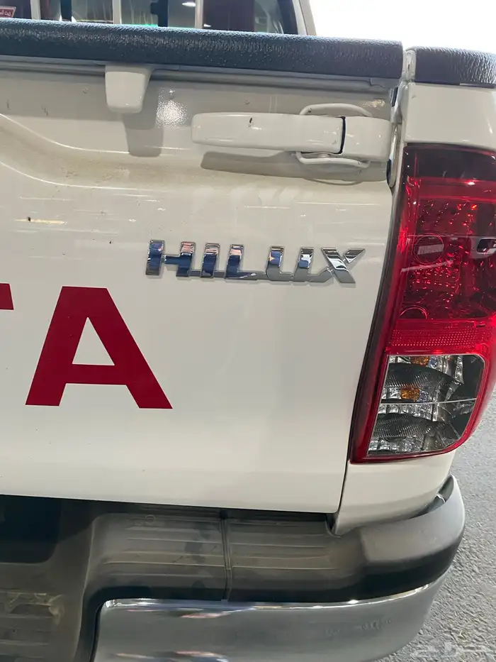 تويوتا هايلوكس ديزل قير عادي دبل 2025 13