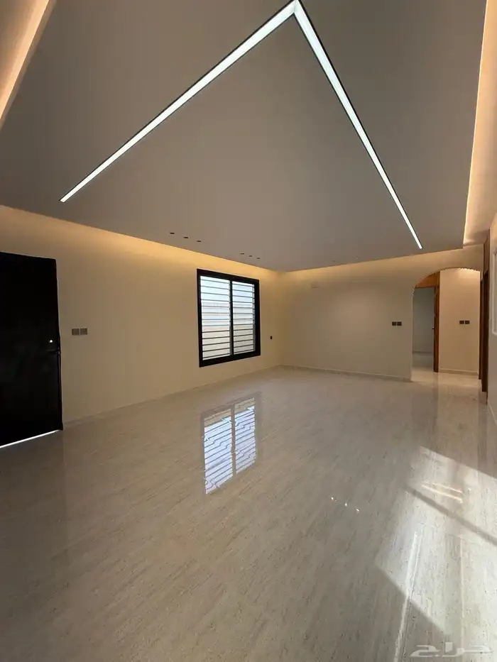 للبيع دور أرضي بحوش كبير ومداخل خاصة خلف حديقة بالمحالة 11