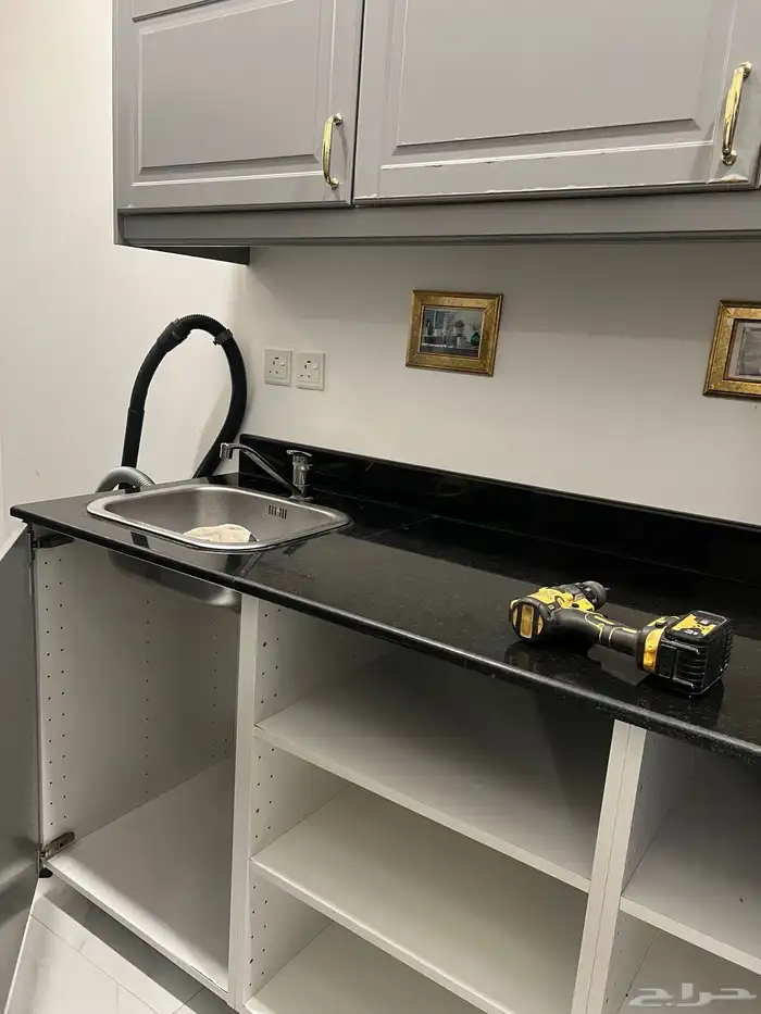 دولاب مع مغسلة من ايكيا العمر 6 سنوات الابعاد 65 في 180 0