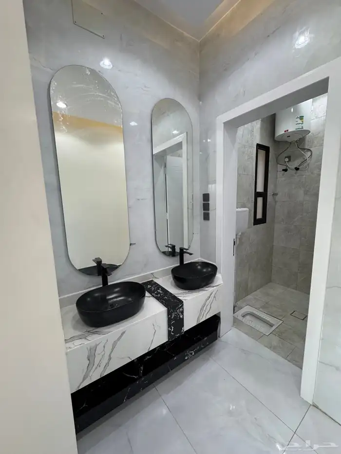 للبيع شقق تمليك أرضي 6غرف بمدخل سياره على شارع 30متر خ مشيط 5