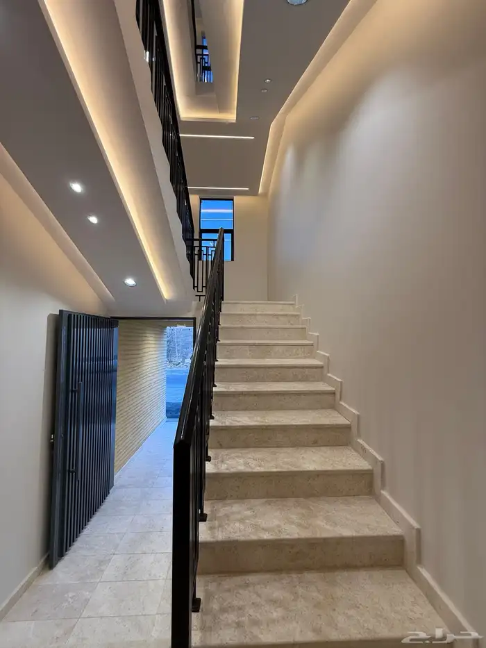 للبيع ادوار ارضيه وارواف علويه بملحق ف ابها حي الزهور 25