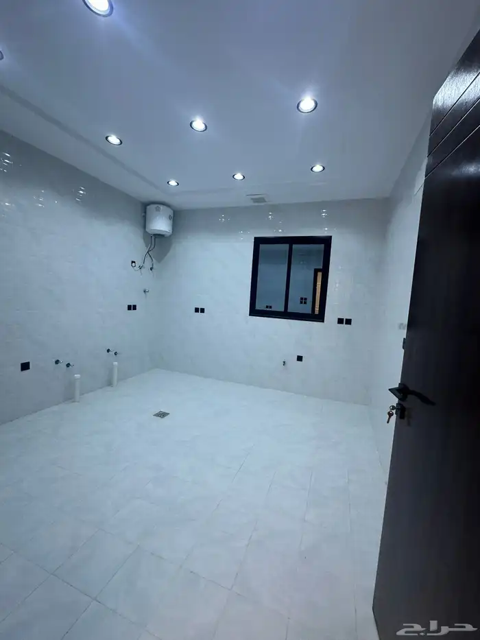 للبيع روفات وسيعة 8 غرف ومشب شرق الخميس 9