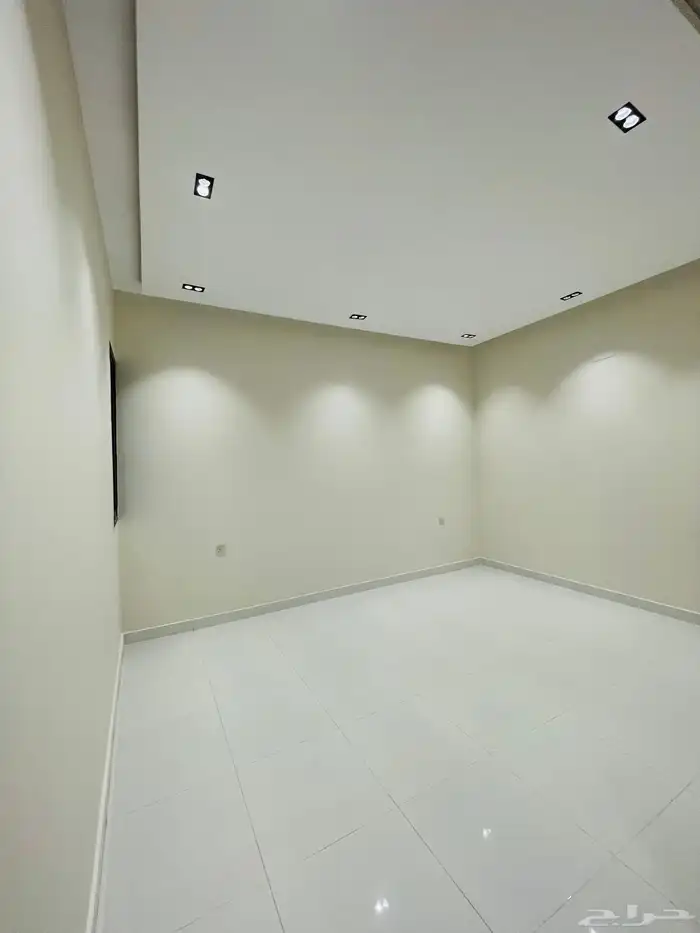 للبيع ادوار ارضي بحوش 6 غرف السعر 570 الف حي المعارض 15