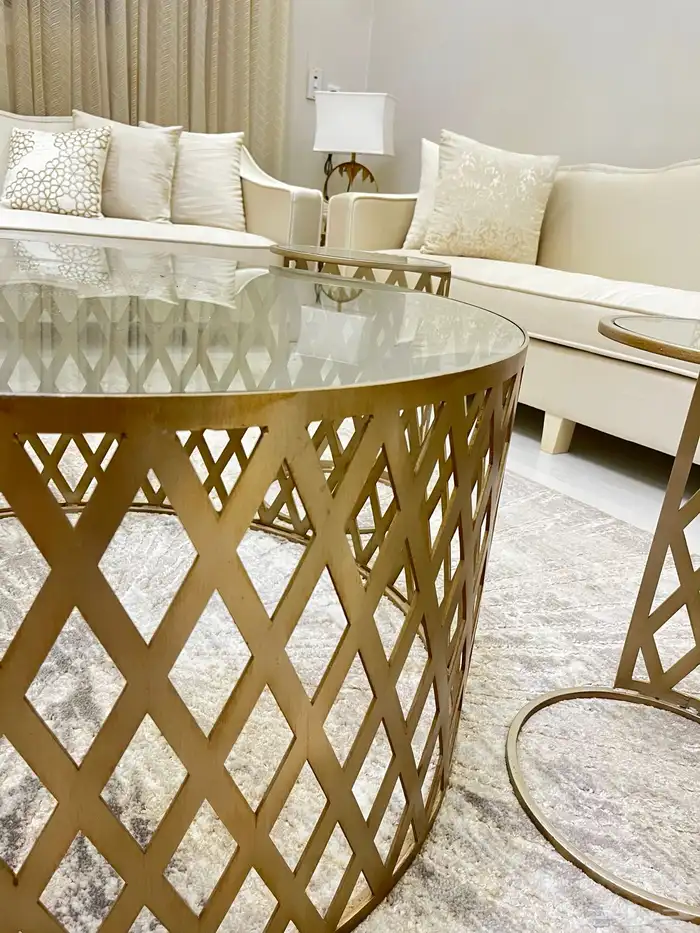 طاوله كبيره   4 طاولات خدمه 3