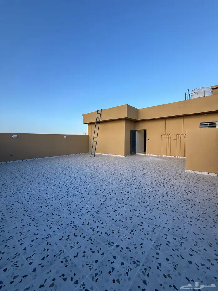 للبيع ادوار ارضيه وارواف علويه بملحق ف ابها حي الزهور 47