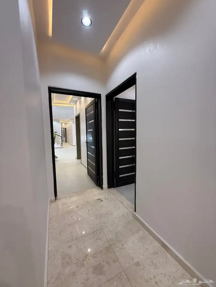 للبيع روف علوي بملحق بمدخل مستقل شمال حي الراقي بالخميس 5