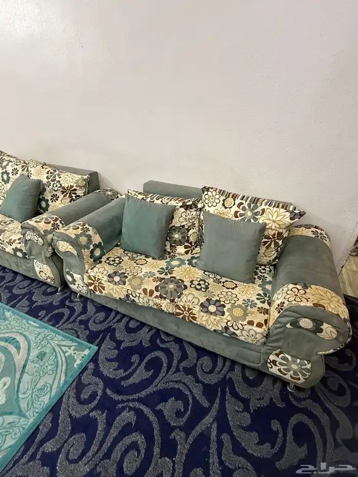 كنب صاله يتسع لاكثر من 12 شخص معه 4 كنبات مفرد والبقيه متصل 2