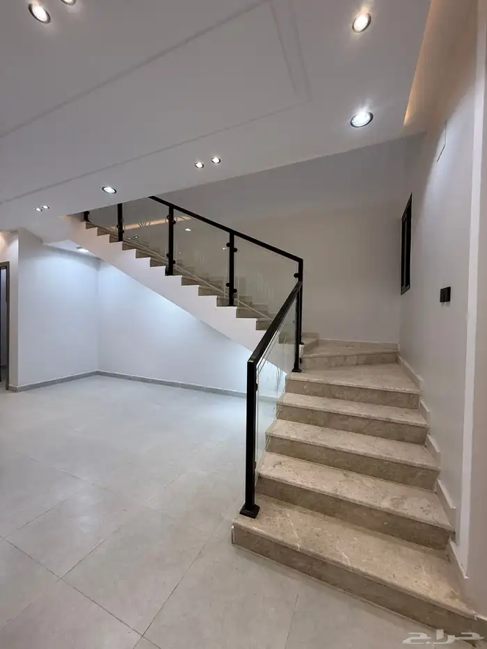 للبيع روف علوي بملحق بمدخل مستقل شمال حي الراقي بالخميس 20