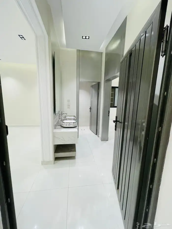 للبيع شقق تمليك علوي مع سطح مصعد راكب حي المعارض السعر 520 25