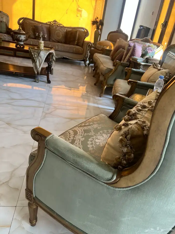 للبيع طقمين كنب فاخر من المطلق والقفاري 2