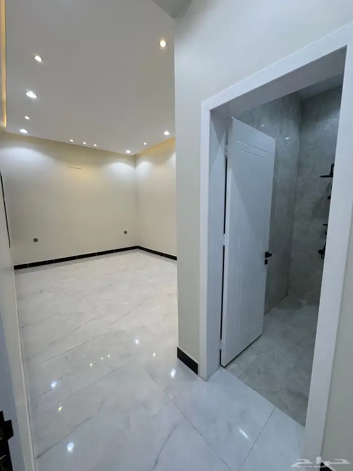 للبيع شقق تمليك أرضي 6غرف بمدخل سياره على شارع 30متر خ مشيط 12