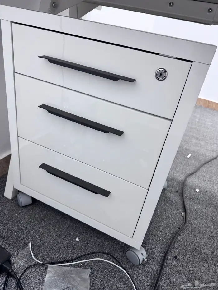 للبيع طاولة مكتب مع ادراج وكرسي 4