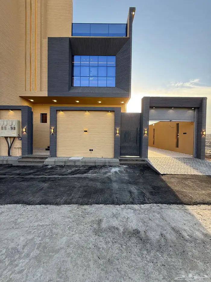 للبيع ادوار ارضيه وارواف علويه بملحق ف ابها حي الزهور 2