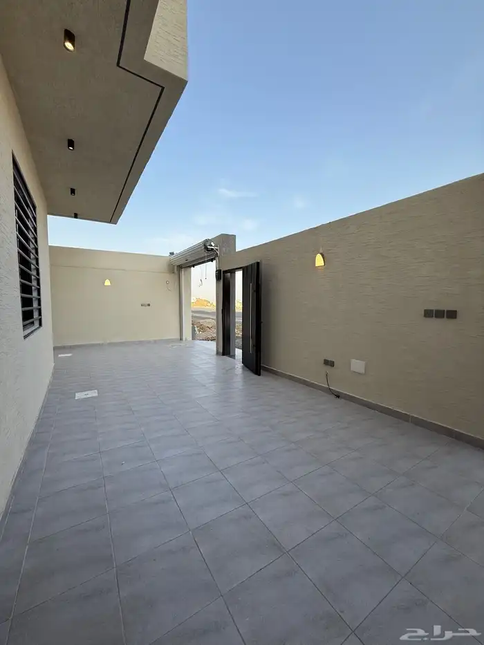 للبيع دور أرضي بحوش كبير ومداخل خاصة خلف حديقة بالمحالة 3