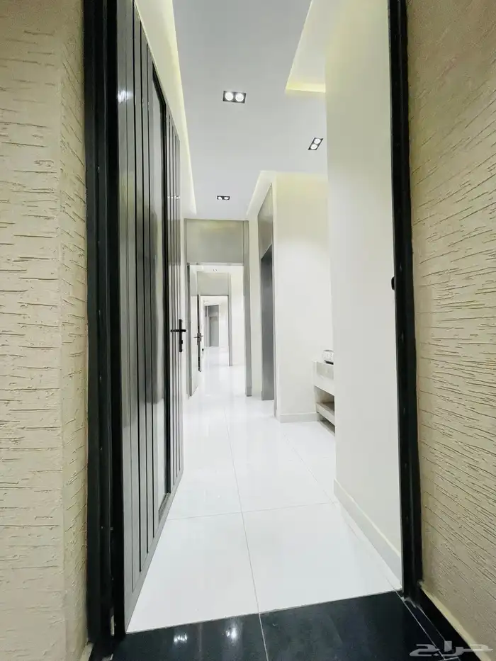 للبيع ادوار ارضي بحوش 6 غرف السعر 570 الف حي المعارض 5