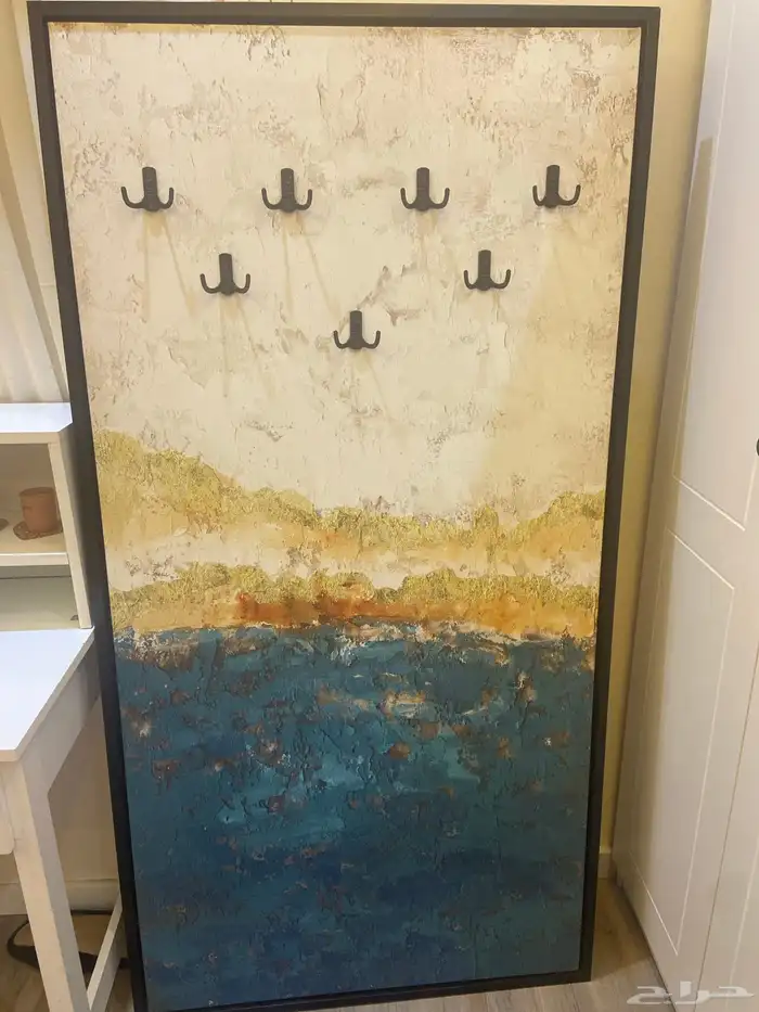 لوحة مع تعليق عبايات 3