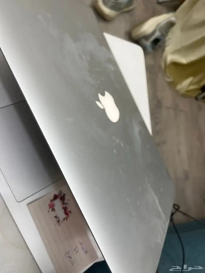 لابتوب ابل مع شاحنه يوجد فيه 3 ازار عطلانه مثل ماهو موضح 1