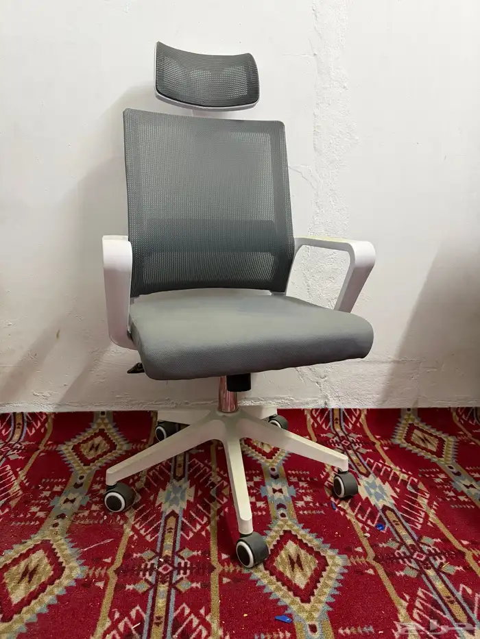 طاولة مكتب وكاميرا وكرسي دوار 3