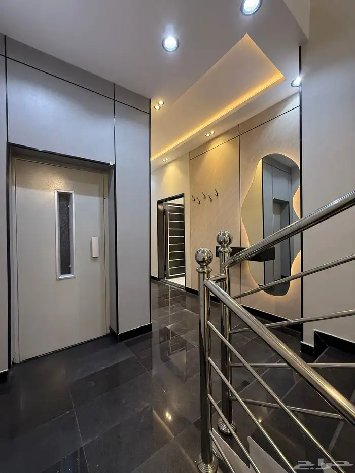 للبيع روف علوي بدرج خارجي بحى الموسى شرق الخميس 1