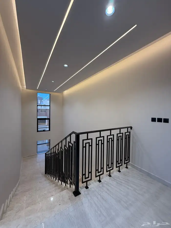 للبيع ادوار ارضيه وارواف علويه بملحق ف ابها حي الزهور 40