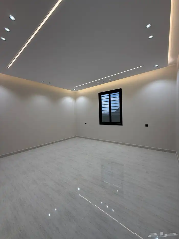 للبيع ادوار ارضيه وارواف علويه بملحق ف ابها حي الزهور 46