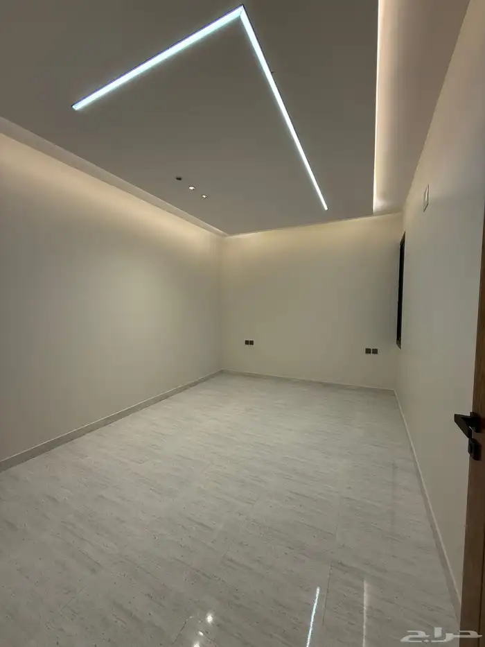 للبيع دور أرضي بحوش كبير ومداخل خاصة خلف حديقة بالمحالة 18