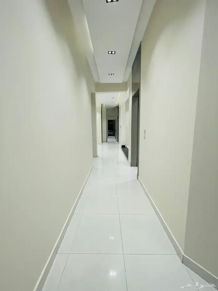 للبيع ادوار ارضي بحوش 6 غرف السعر 570 الف حي المعارض 18