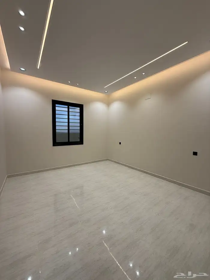 للبيع ادوار ارضيه وارواف علويه بملحق ف ابها حي الزهور 34