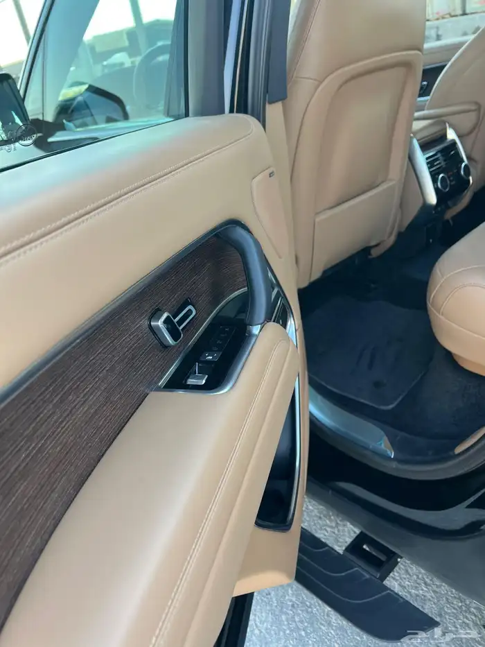 رنج روفر فئة SE 2023 7