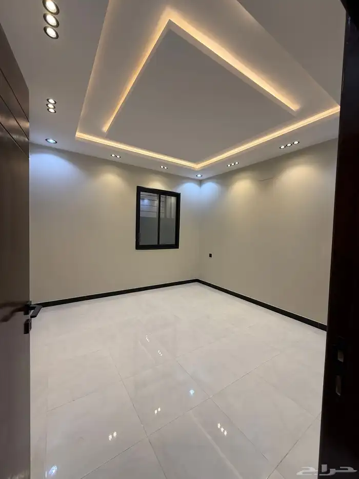 للبيع روف علوي بدرج خارجي بحى الموسى شرق الخميس 25