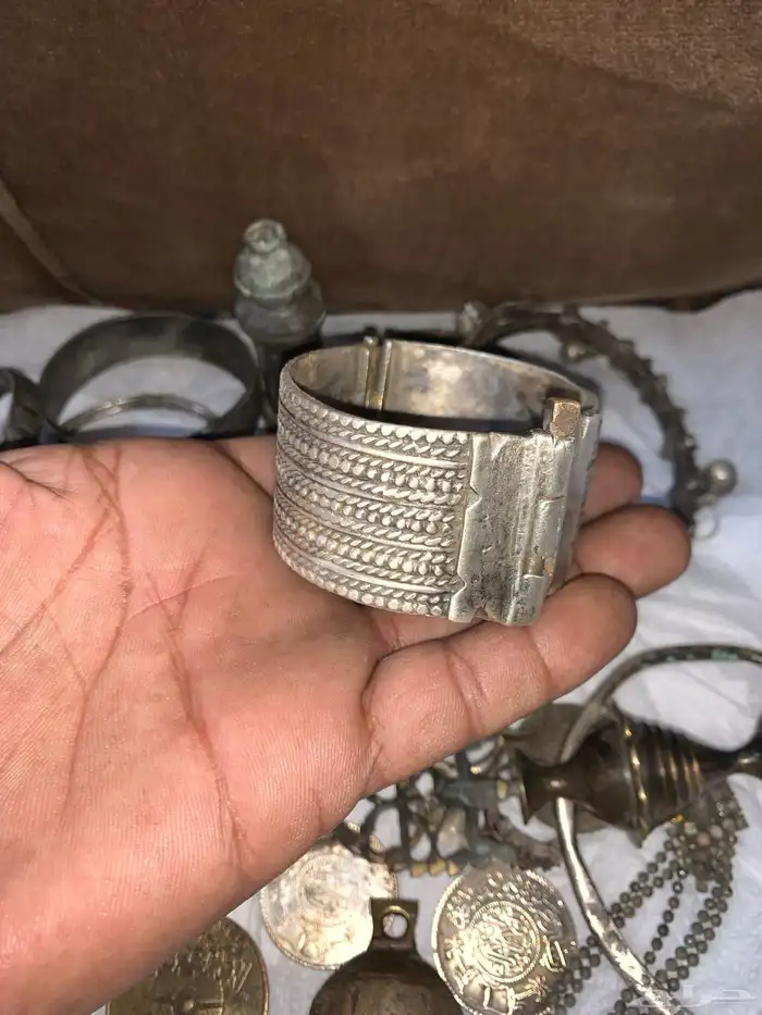 مجموعة حلي نوادر تراثيه قديمه معاضد واساور وخواتم فضه ونحاس 2