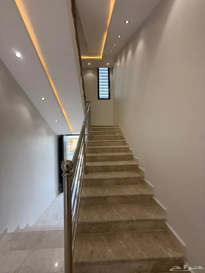 للبيع روف علوي بملحق بمدخل مستقل شمال حي الراقي بالخميس 4