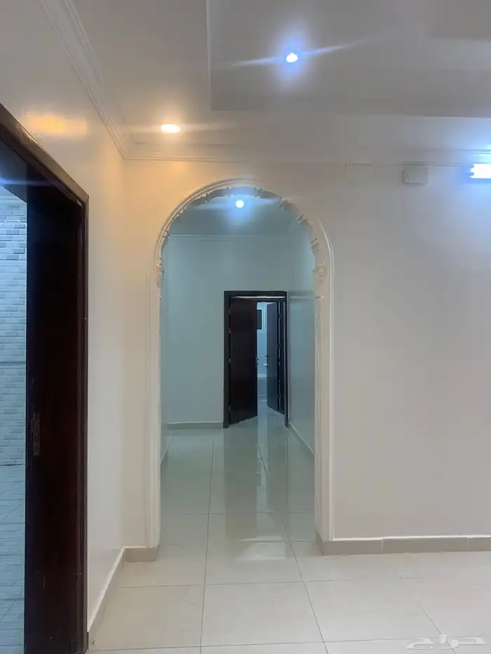 شقة للإيجار مجددة و نظيفة حي الرانوناء 8