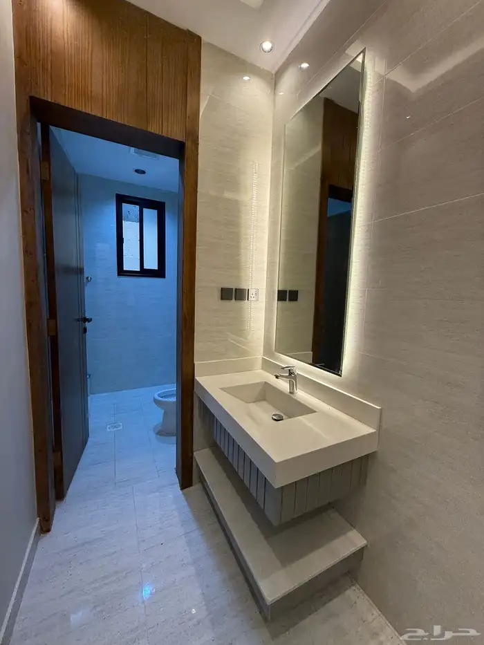 للبيع دور أرضي بحوش كبير ومداخل خاصة خلف حديقة بالمحالة 13