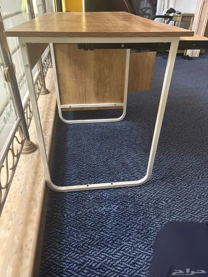 طاوله مكتبيه للبيع شبه جديده 2