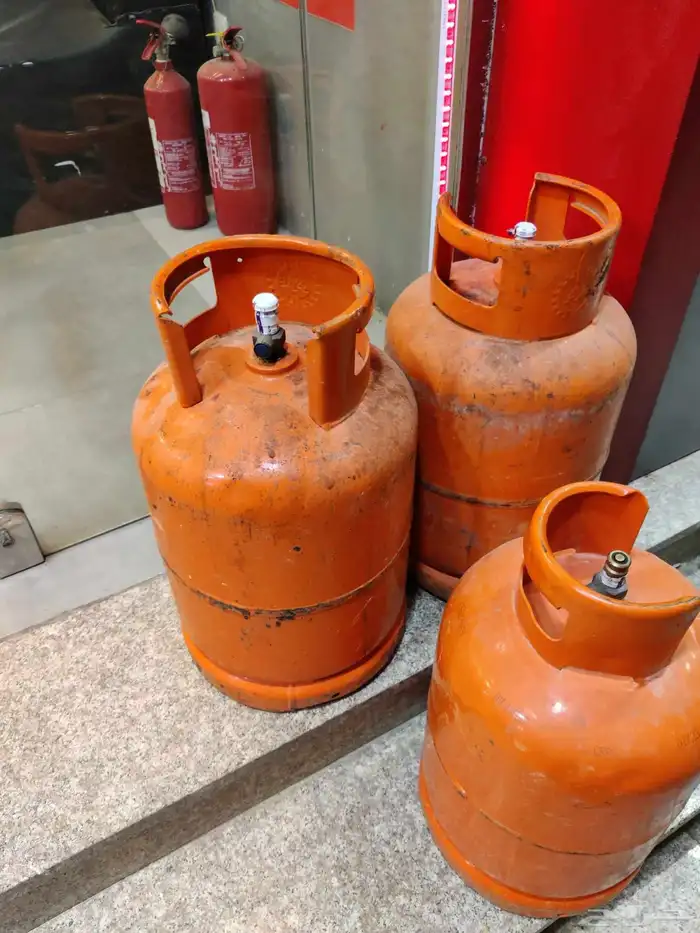 مطعم بكامل اغراضه 29