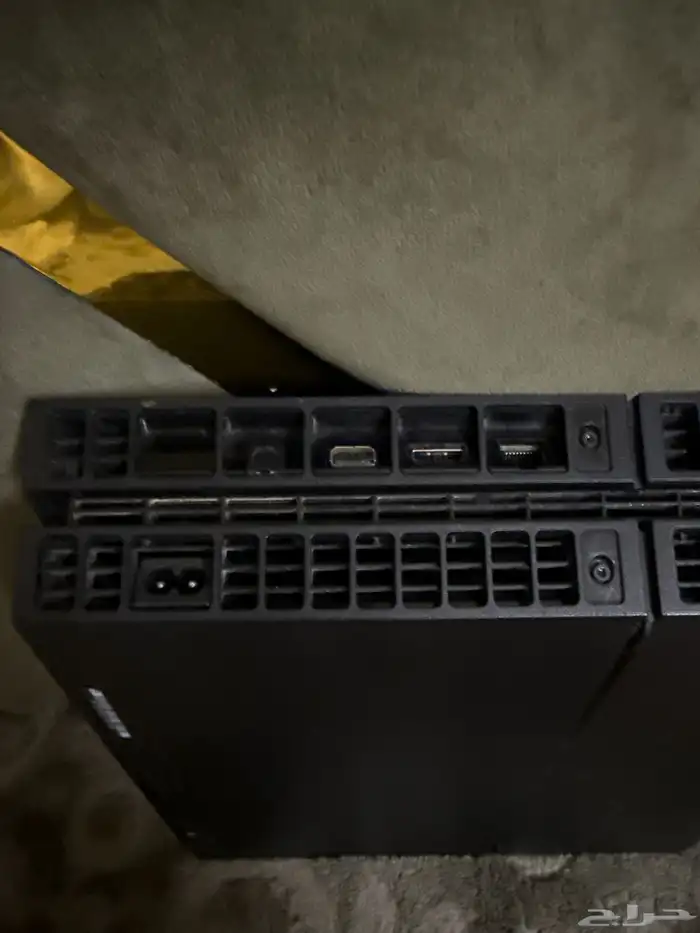 سوني فور نضيف معه يد وحده الون ابيض وشريط أنشارتد السعر 400 2