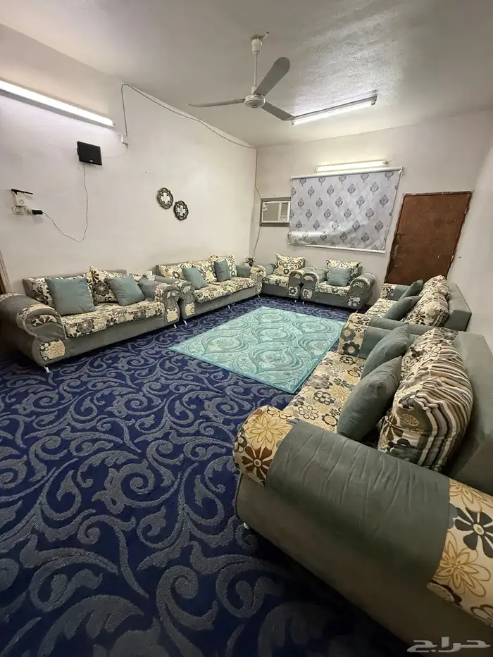 كنب صاله يتسع لاكثر من 12 شخص معه 4 كنبات مفرد والبقيه متصل 1