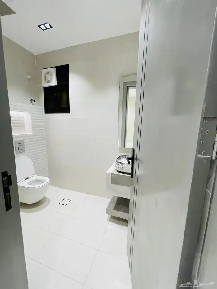 للبيع ادوار ارضي بحوش 6 غرف السعر 570 الف حي المعارض 19