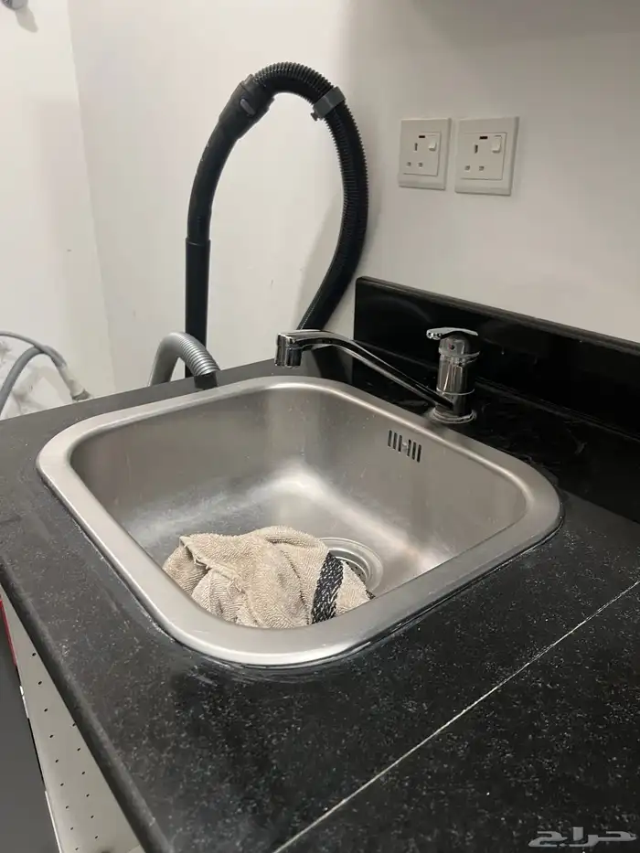 دولاب مع مغسلة من ايكيا العمر 6 سنوات الابعاد 65 في 180 2