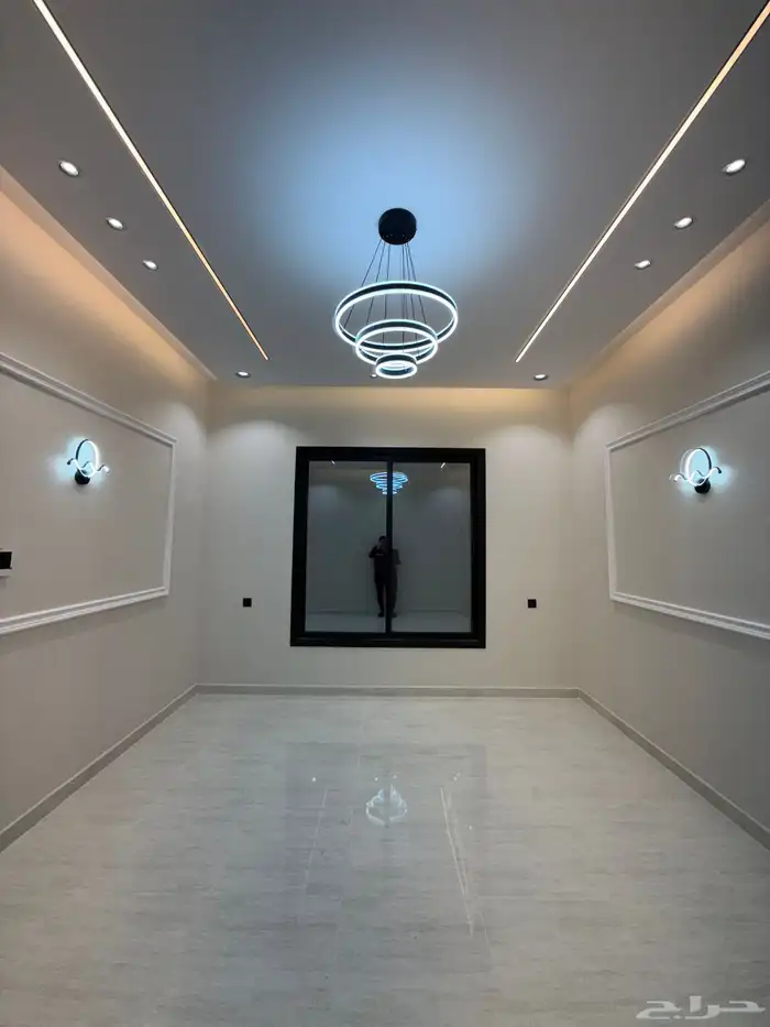 للبيع ادوار ارضيه وارواف علويه بملحق ف ابها حي الزهور 33