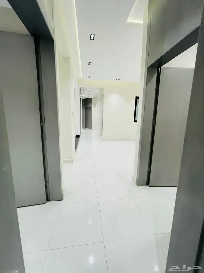 للبيع ادوار ارضي بحوش 6 غرف السعر 570 الف حي المعارض 11