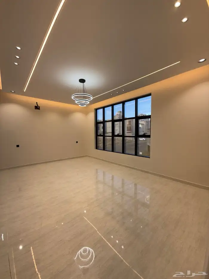 للبيع ادوار ارضيه وارواف علويه بملحق ف ابها حي الزهور 28