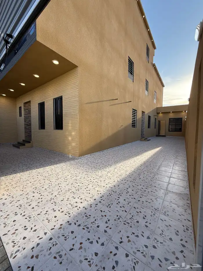 للبيع ادوار ارضيه وارواف علويه بملحق ف ابها حي الزهور 3