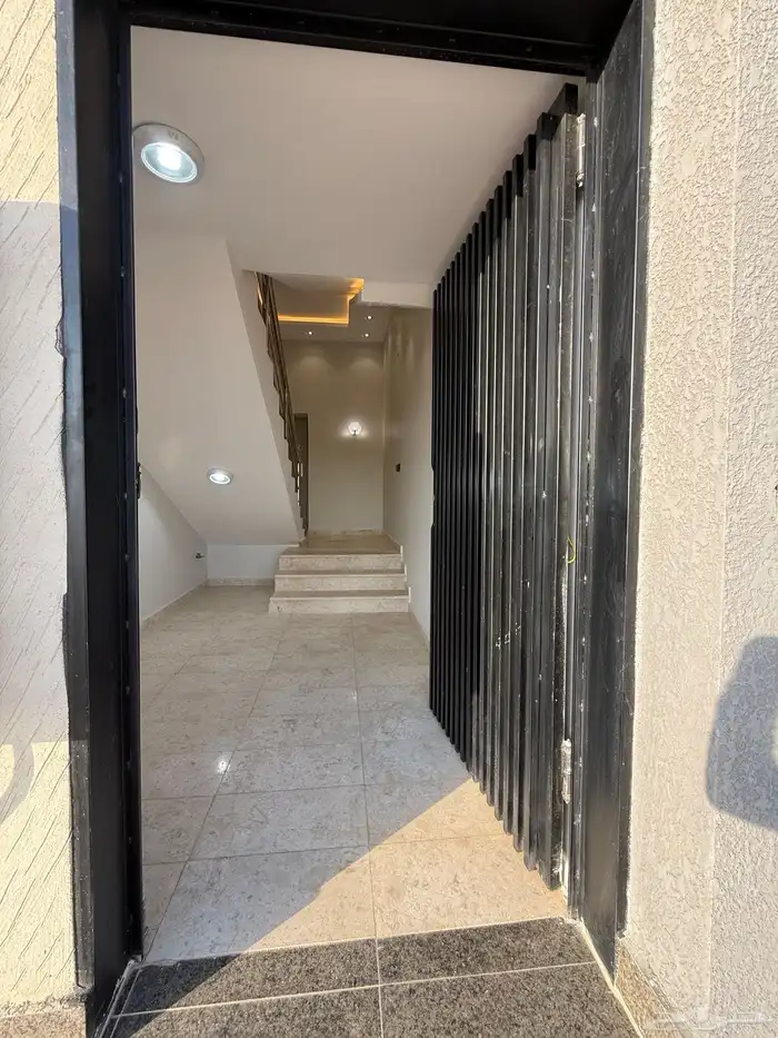 للبيع روف علوي بملحق بمدخل مستقل شمال حي الراقي بالخميس 2