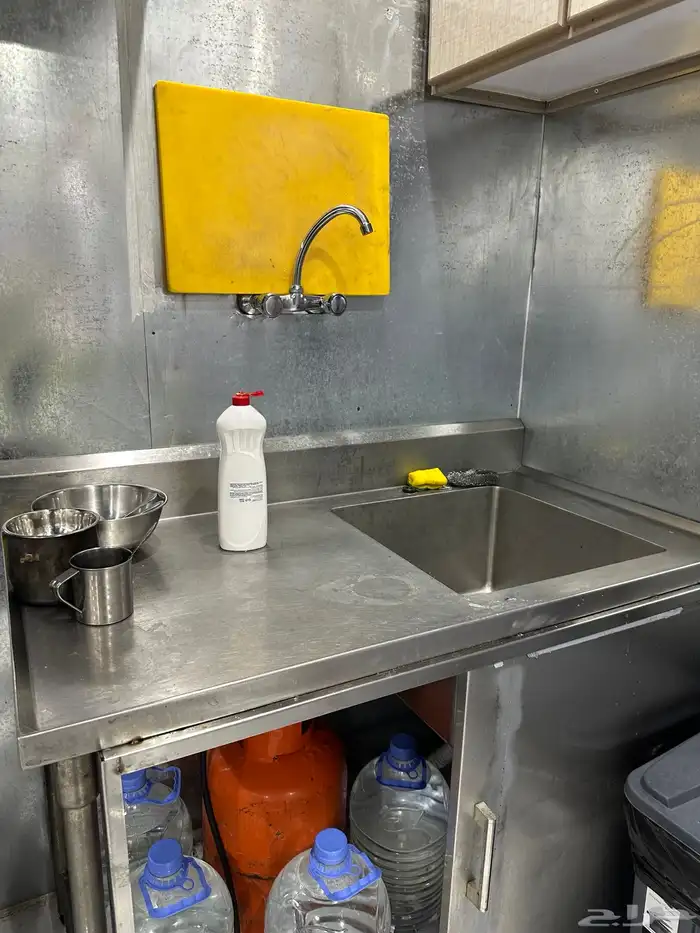 بوفية بكامل اغراضها 1